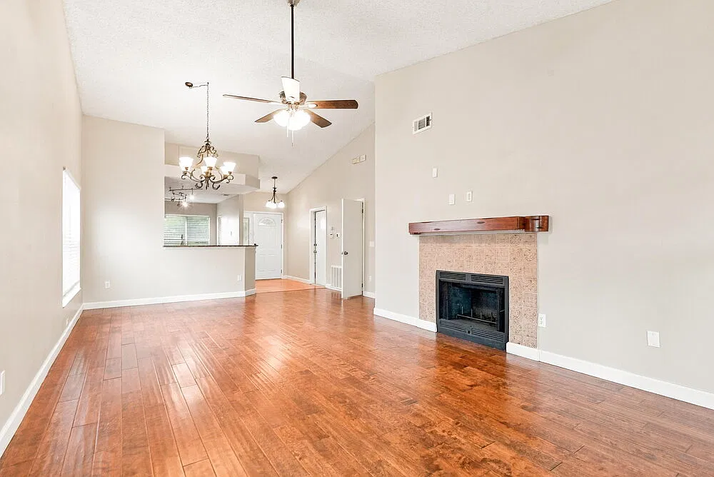 3 bed, 2.0 bath, 1369 sqft, $2,325 — Photo 3