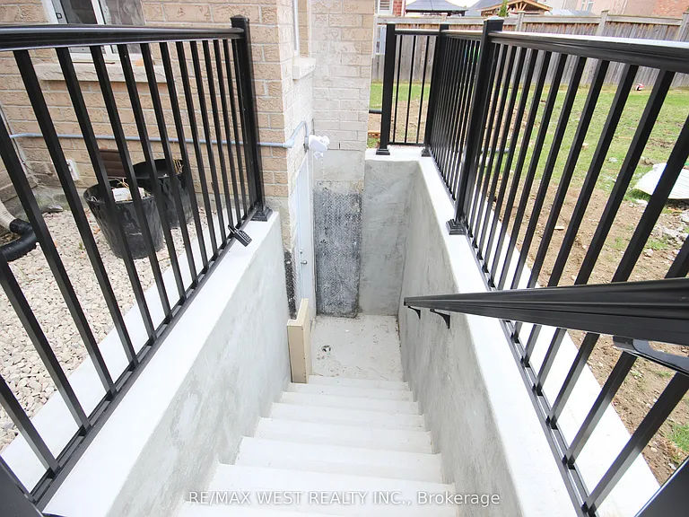 152 The Queensway #BASEMENT — Photo 2