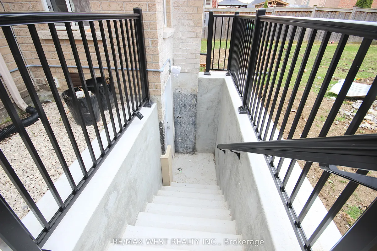 Photo 2 of 20 - 152 The Queensway #BASEMENT - Barrie, ON Building Photo - 152 The Queensway #BASEMENT