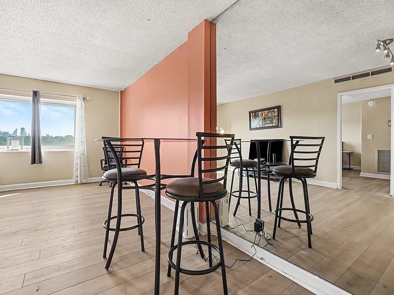 2285 Peachtree Rd NE — Photo 5