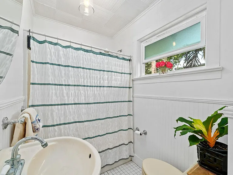 221 S M St — Photo 16