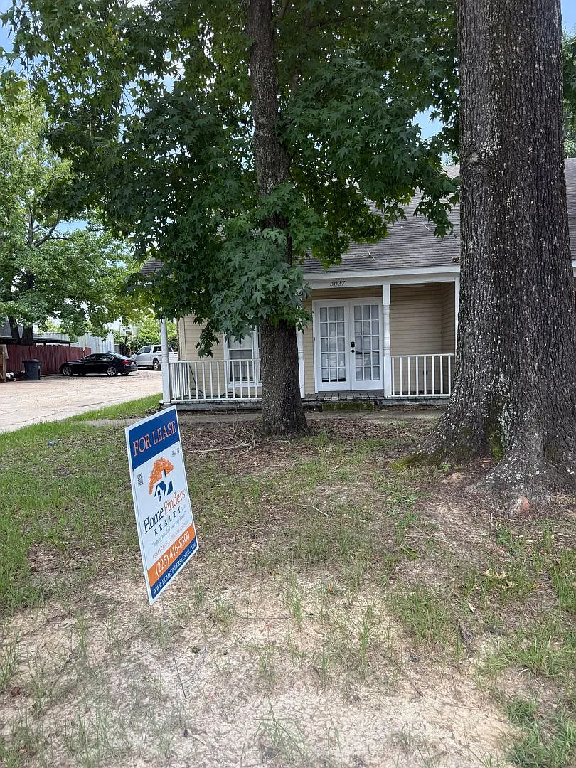 Three Bedroom Townhome off O'Neal Ready to Move-In — Photo 1