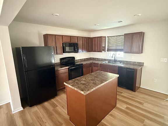 4th image of 1201 Lakeview Cv