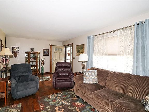 5th image of 105 Lawrence Dr