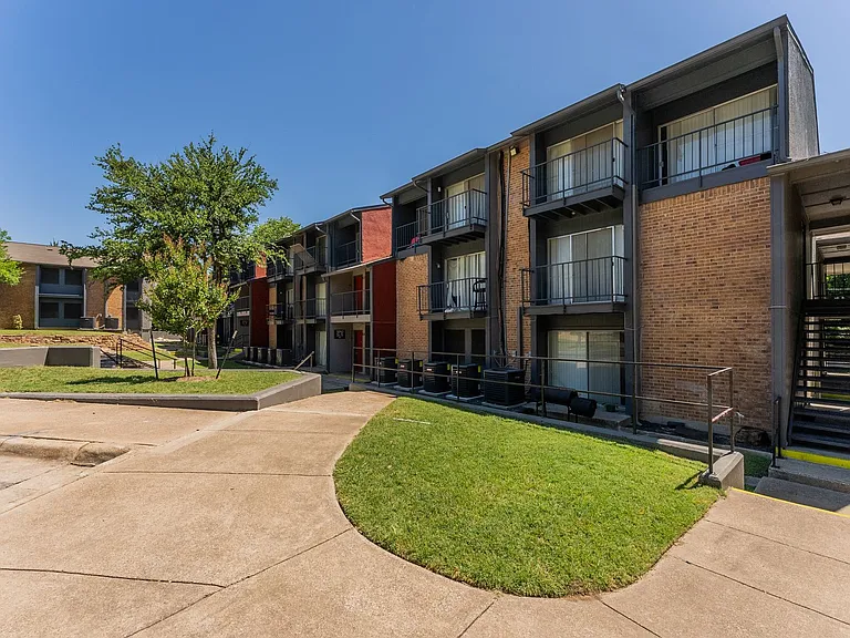 South Crest Apartments: All Bills Paid -Dazzling Dallas Apartments in Quiet Area! — Photo 71