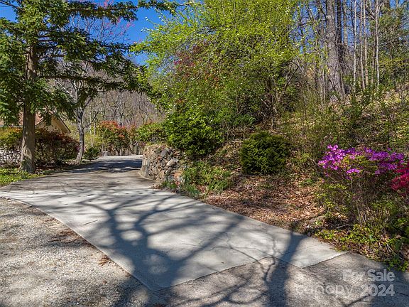 4th image of 12 E Park Dr