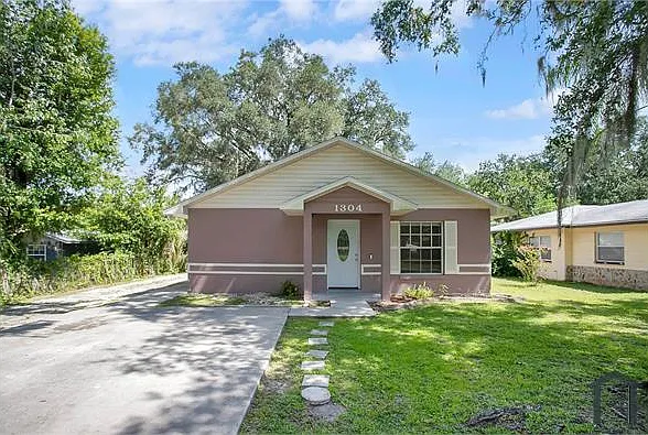 1304 E Young St — Photo 2