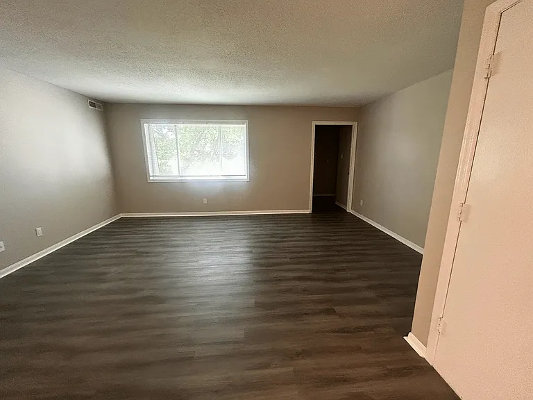 Willow Knolls Apartments — Photo 16