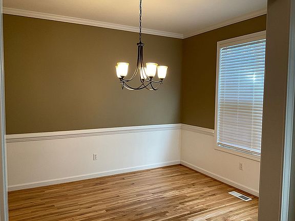 3rd image of 304 Beckenham Ln