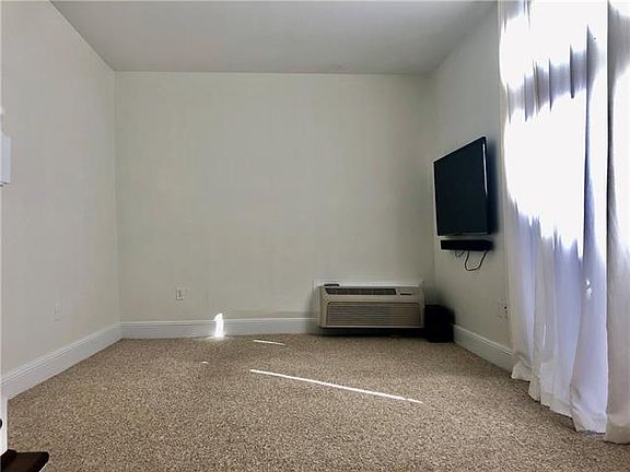 4th image of 1304 Pleasant St