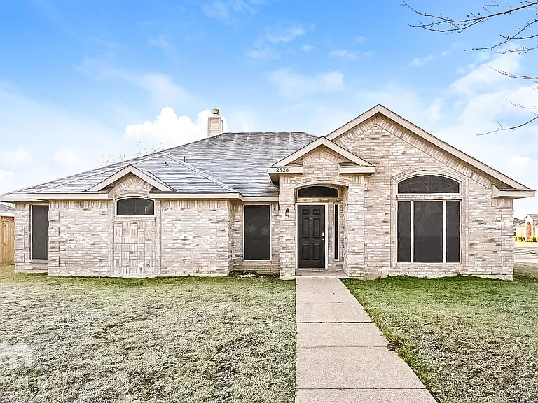 2526 Sunset Dr — Photo 1