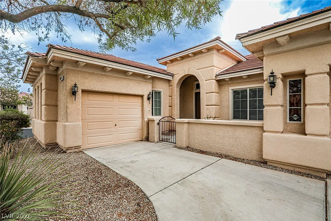 3 bed, 3.0 bath, 2556 sqft, $2,700 — Photo 1