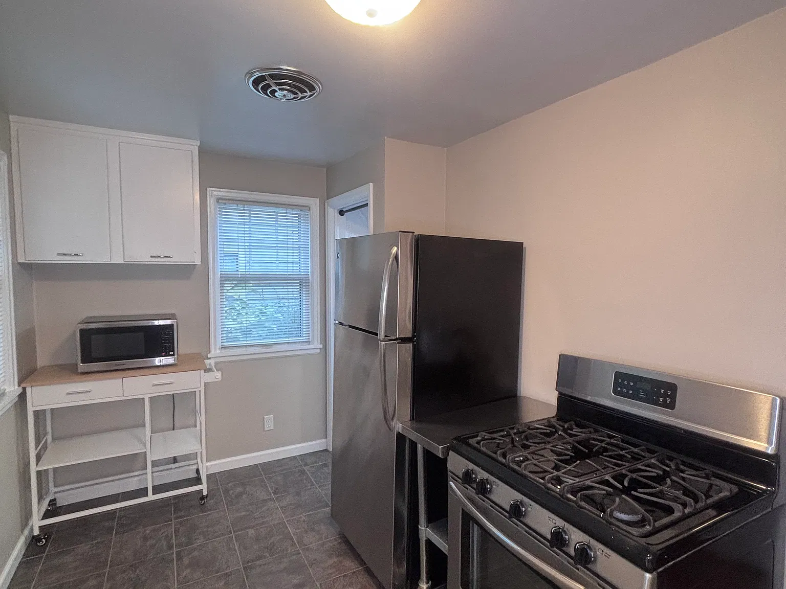 3 bed, 1200 sqft, $2,200 — Photo 2