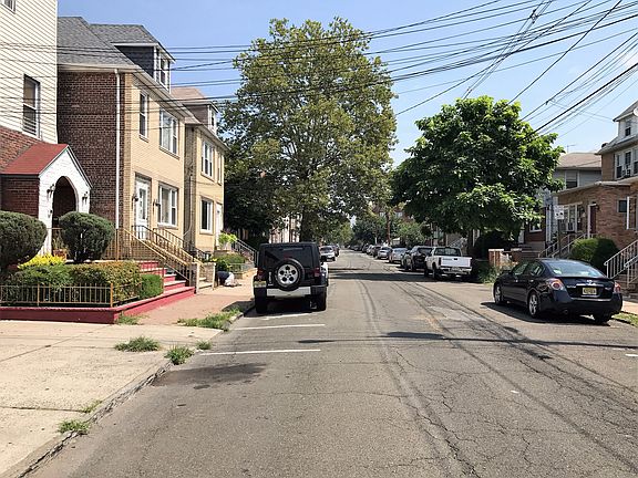 Exterior Neighborhood (street photo)