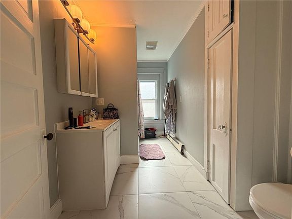 4th image of 215 Rochambeau Ave