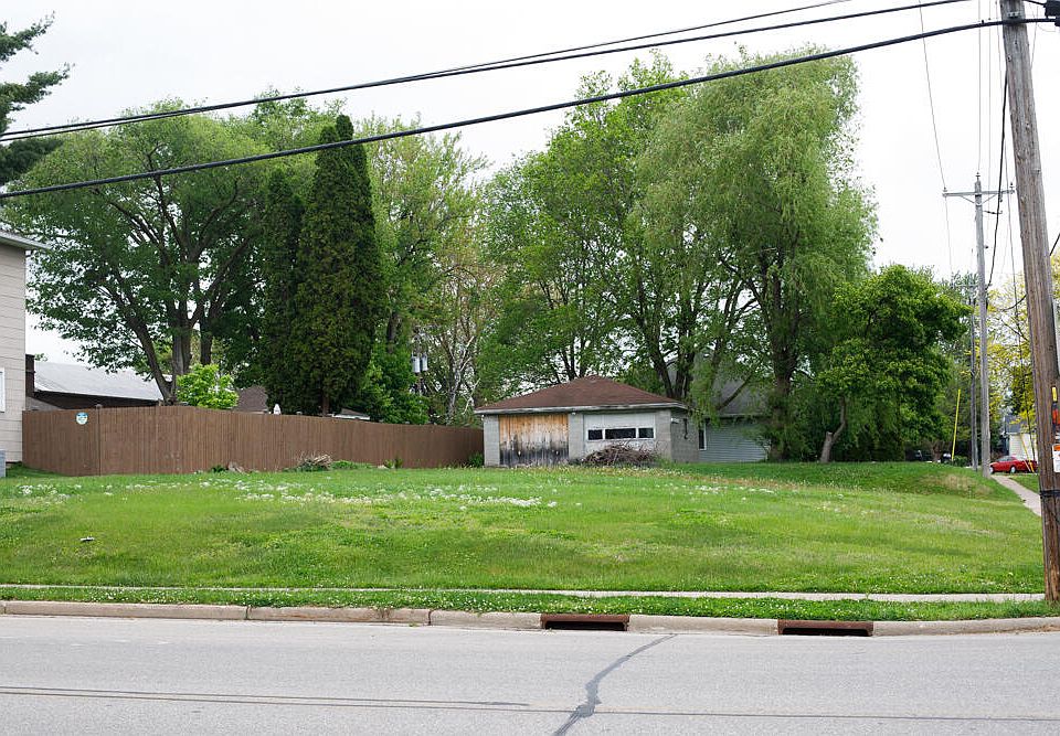 1st image of 204 Garland St W