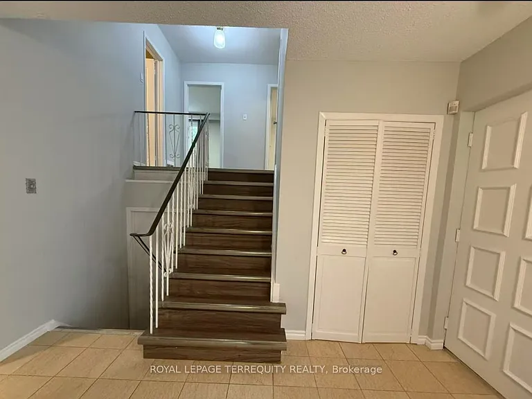 2 Axsmith Cres — Photo 10