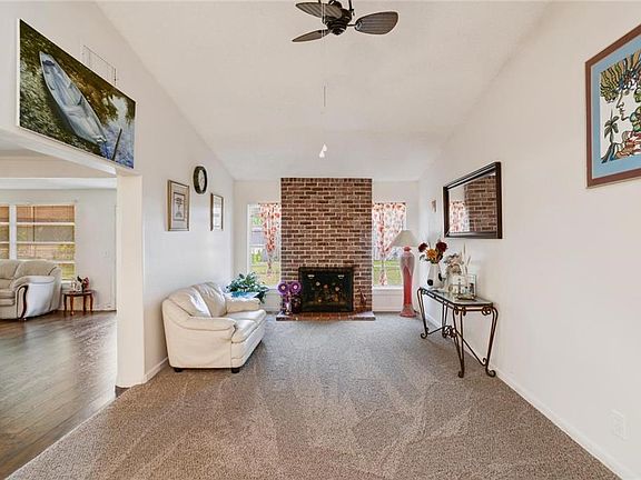 3rd image of 701 Caddy Ln