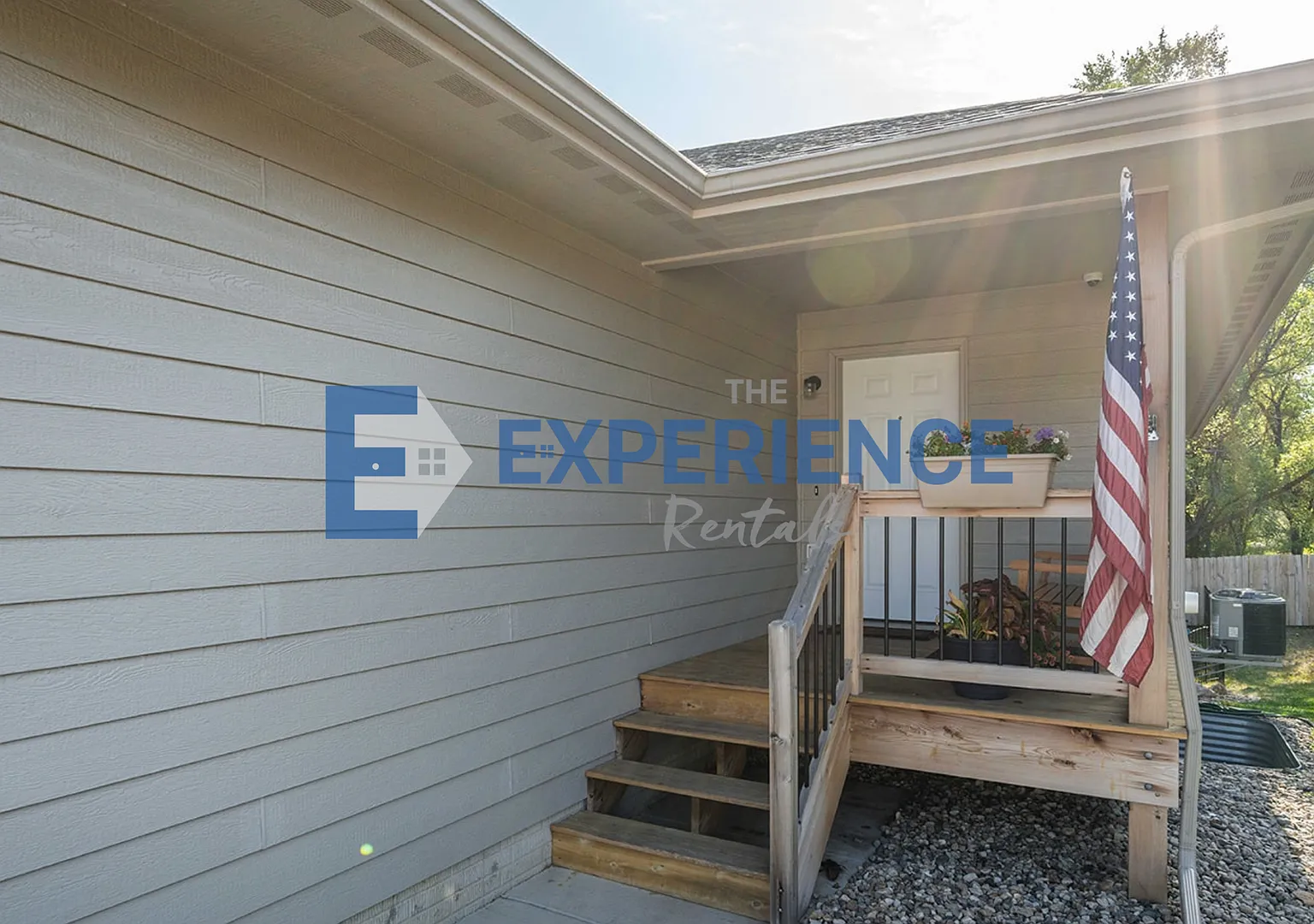 Beautiful 4-Bedroom Walk-Out Townhome with Finished Basement & Fenced Yard! — Photo 2