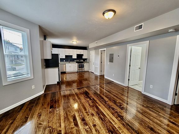 2nd image of 18 Woonasquatucket Ave Floor 1