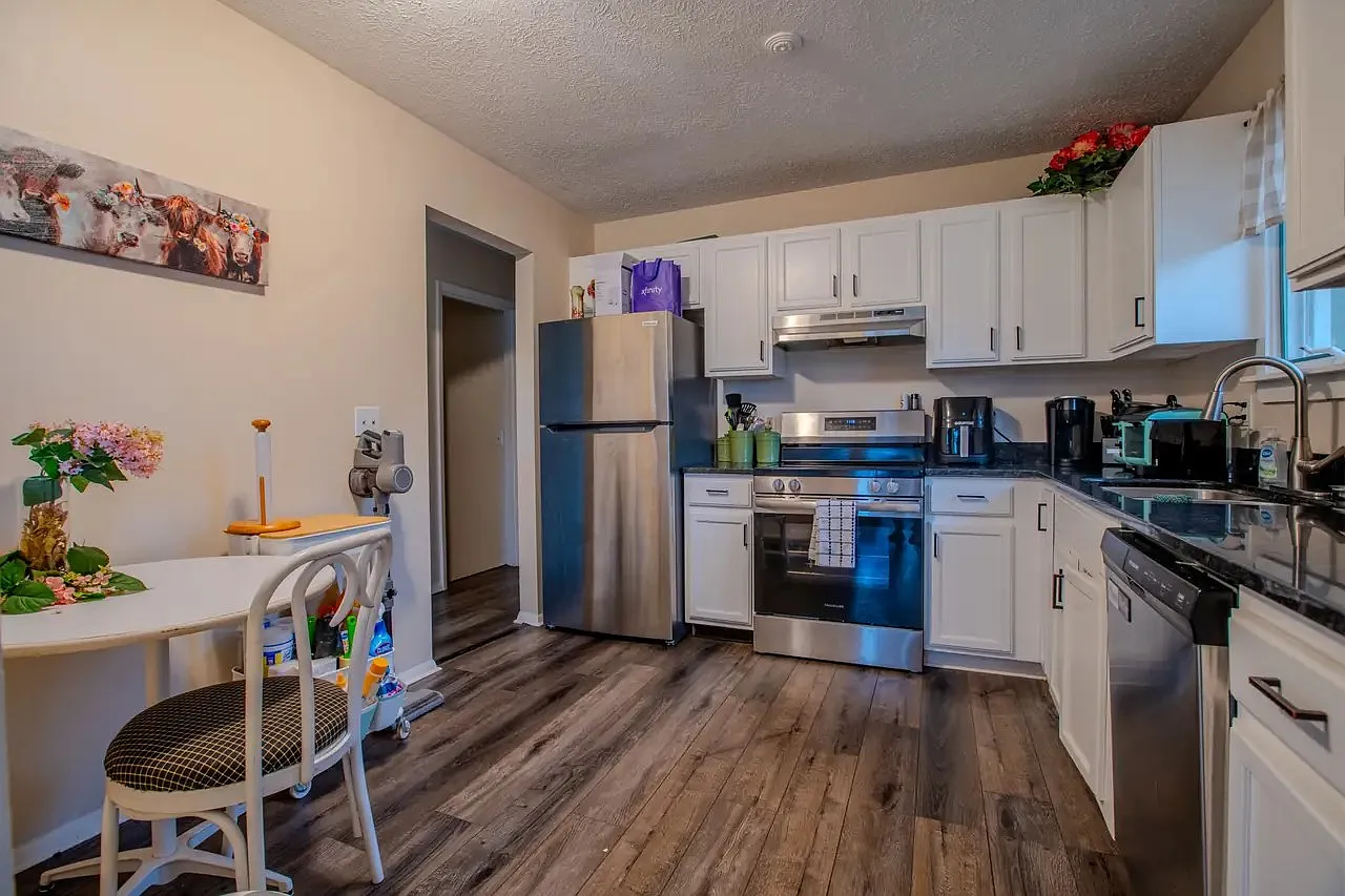 3 bed, 1300 sqft, $2,700 — Photo 4