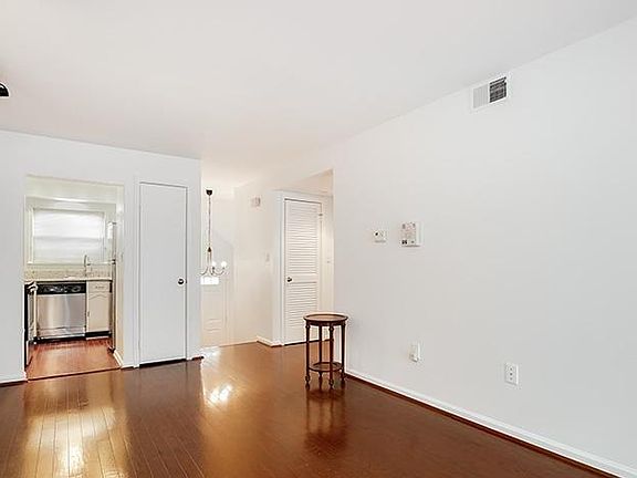 4th image of 2921D S Woodley St #1