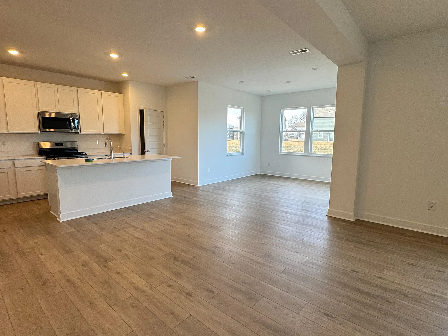 5 bed, 2856 sqft, $2,600 — Photo 3