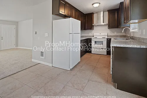 15559 NE Glisan St Photo 1