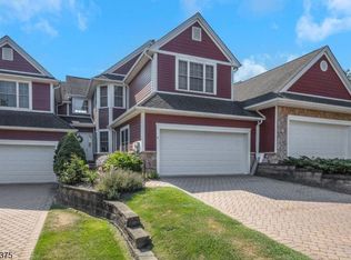 4 Rockhall Ct, Hamburg, NJ 07419