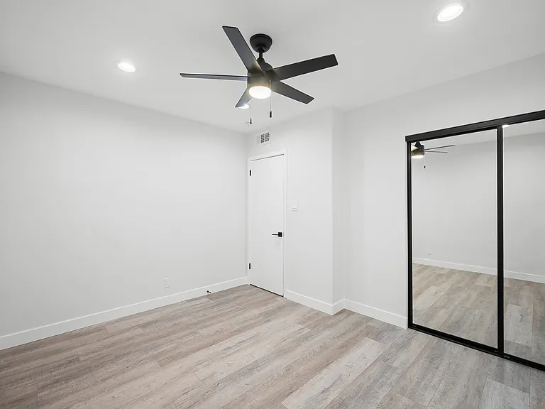 623 E Chevy Chase Dr #C — Photo 13