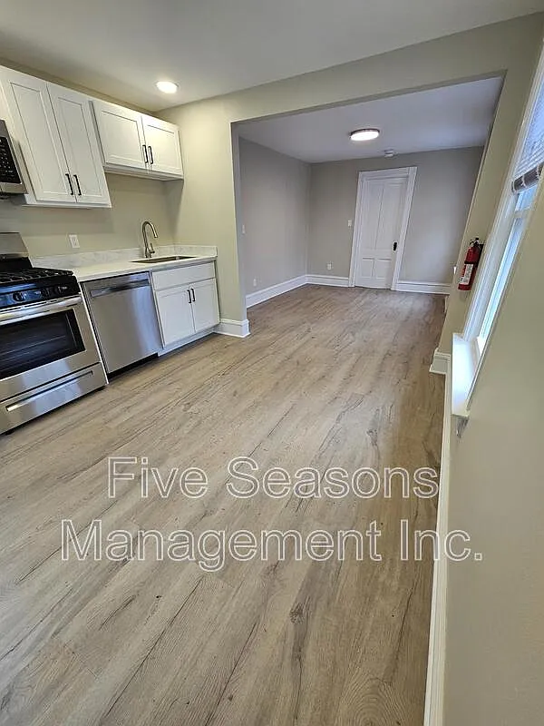 3 bed, 1.0 bath, 1050 sqft, $2,610 — Photo 3