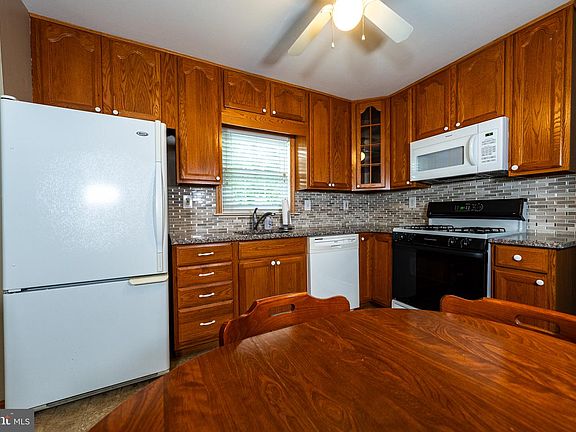3rd image of 26 Kempton Rd