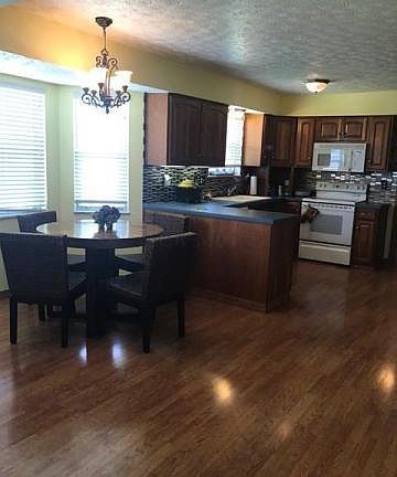 Dinette w/ Bay window