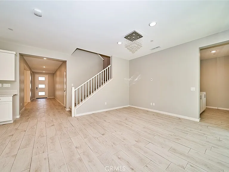 2622 E Embry Ln — Photo 2