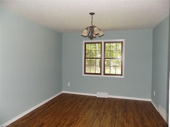 5th image of 689 Greenwood Ct