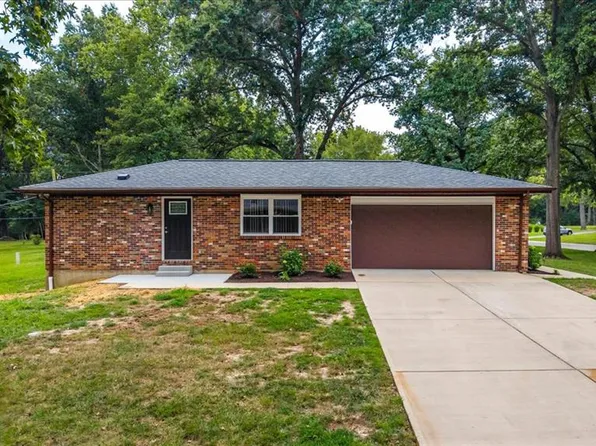 1040 Bridgeport Dr, Ballwin, MO 63011