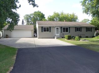 8406 W Allerton Ave, Greenfield, WI 53228