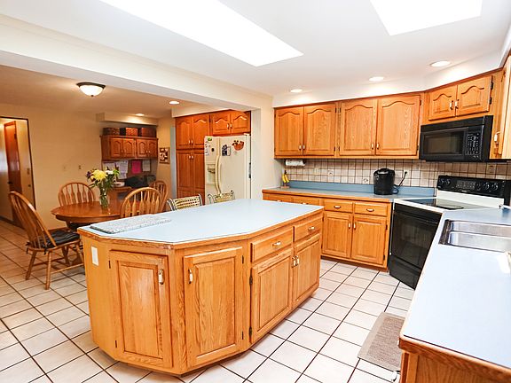2nd image of 4942 Darien Dr