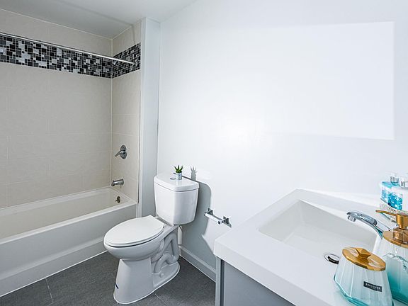 4th image of 306 Main St APT 8
