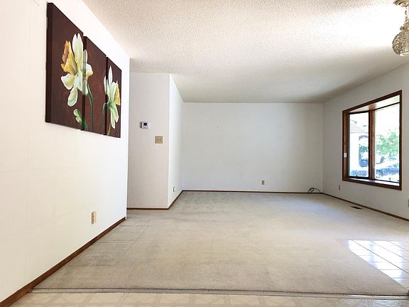 4th image of 952 Daffodil Way