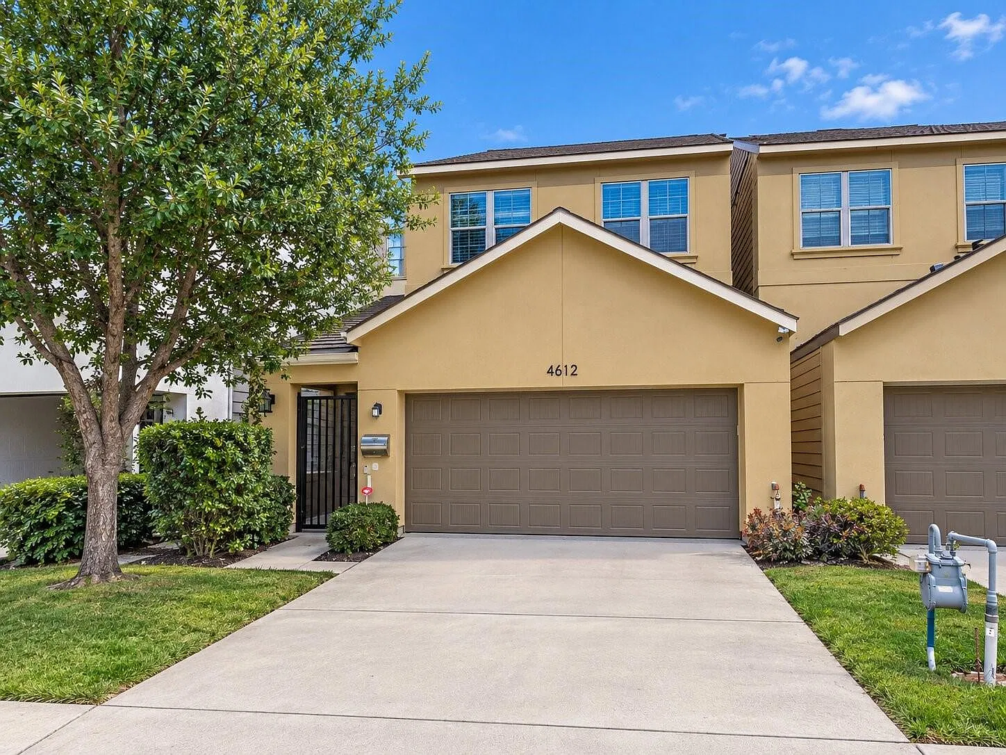 3 bed, 2.5 bath, 1943 sqft, $3,200 — Photo 2