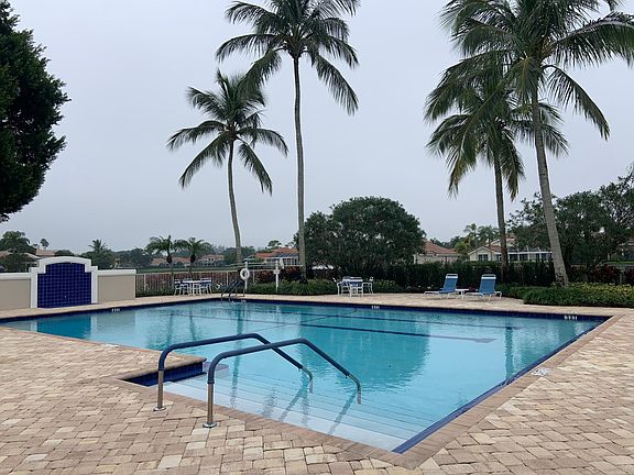 Community pool 3 min away