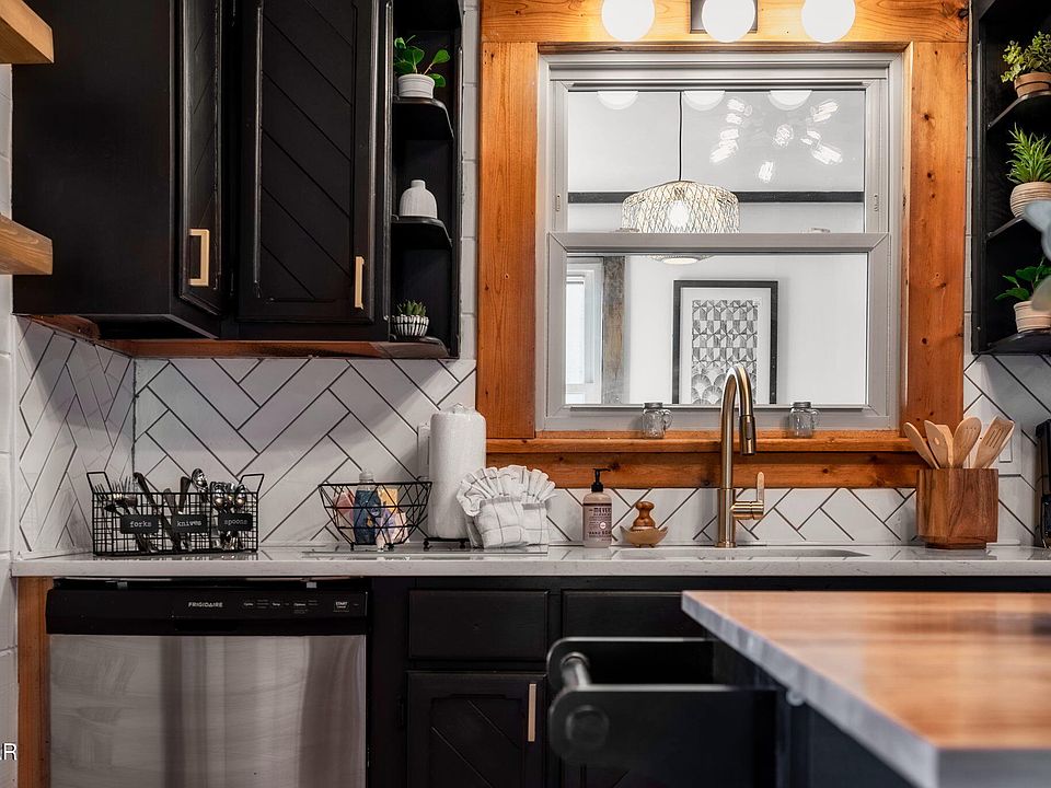 16th image of 1008 Walini Way