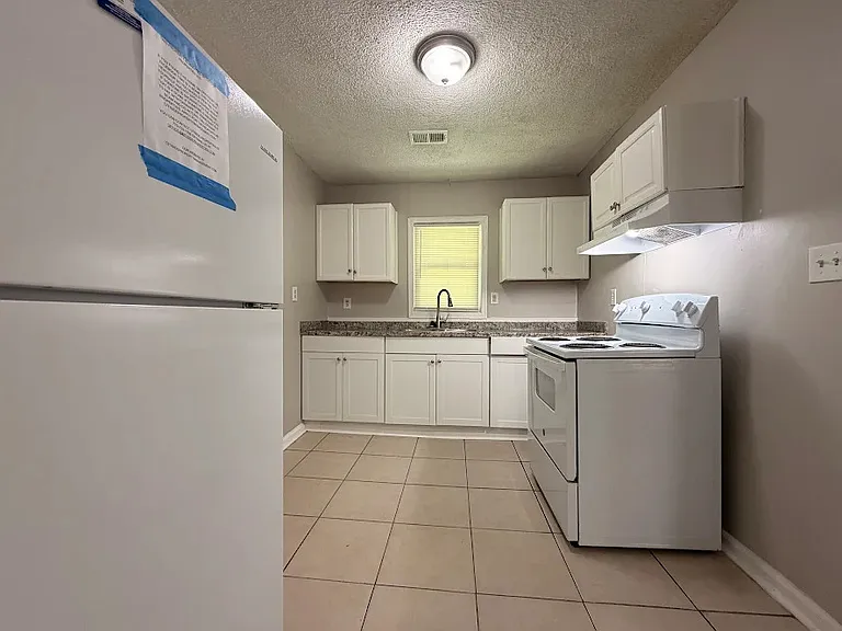 2524 Habersham Dr — Photo 2