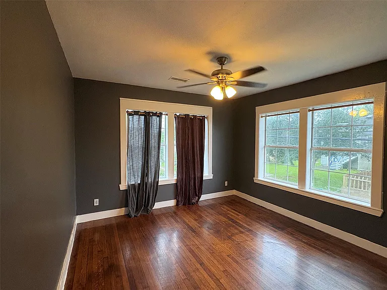 4817 Avenue Q 1/2 — Photo 10