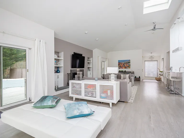 15 Jonathan Dr — Photo 3