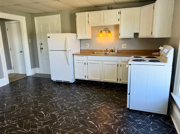 26 Elm St #2, Gardiner, ME 04345