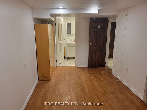 4th image of 746 Coxwell Ave #5