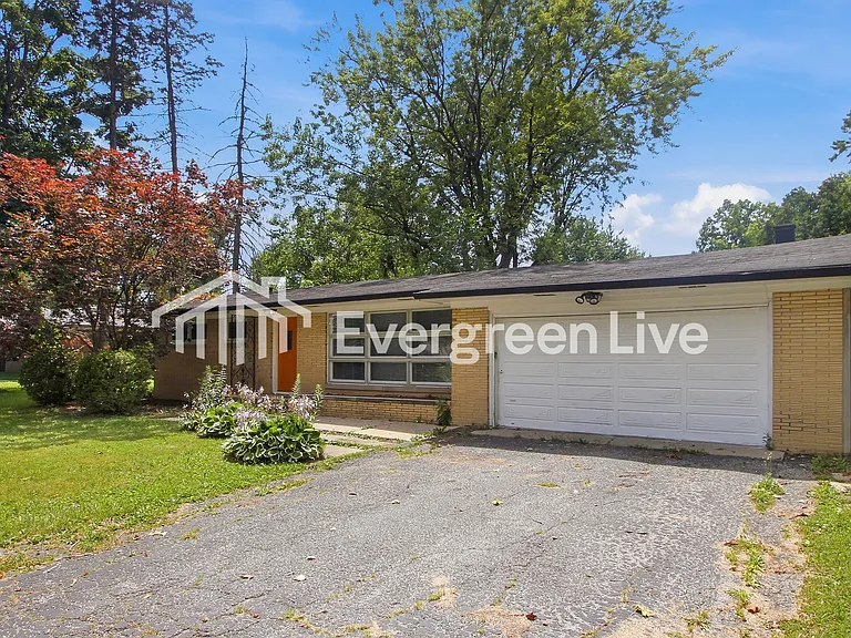 1120 Hathaway Dr — Photo 2