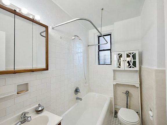 5th image of 2121 Westbury Ct APT 3F